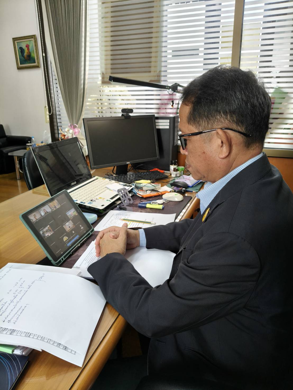 title - ผู้ตรวจราชการ ส.ป.ก. ร่วมประชุมคณะทำงานสรรหาปราชญ์เกษตรของแผ่นดินระดับเขต ประจำปี พ.ศ. 2570 เขตตรวจราชการที่ 1 ผ่านระบบออนไลน์ (Zoom Meeting)